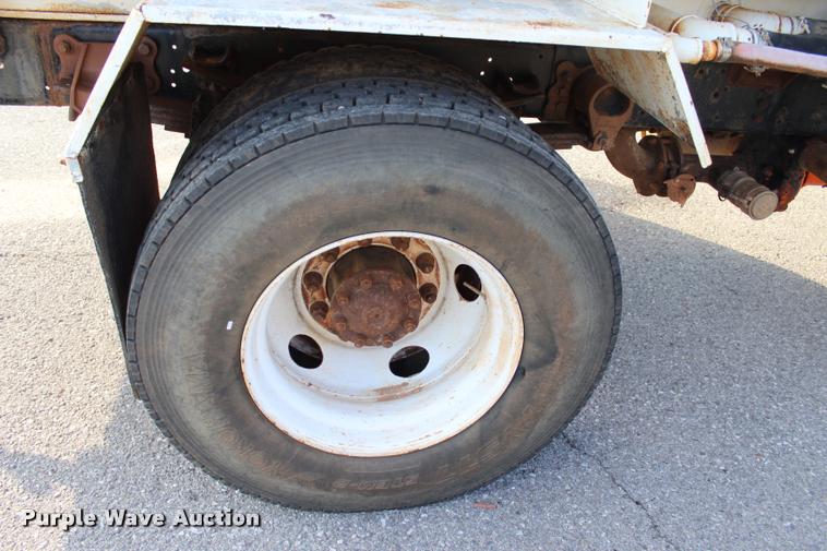 image for item L3229 2000 Ford F750 Super Duty XL water truck