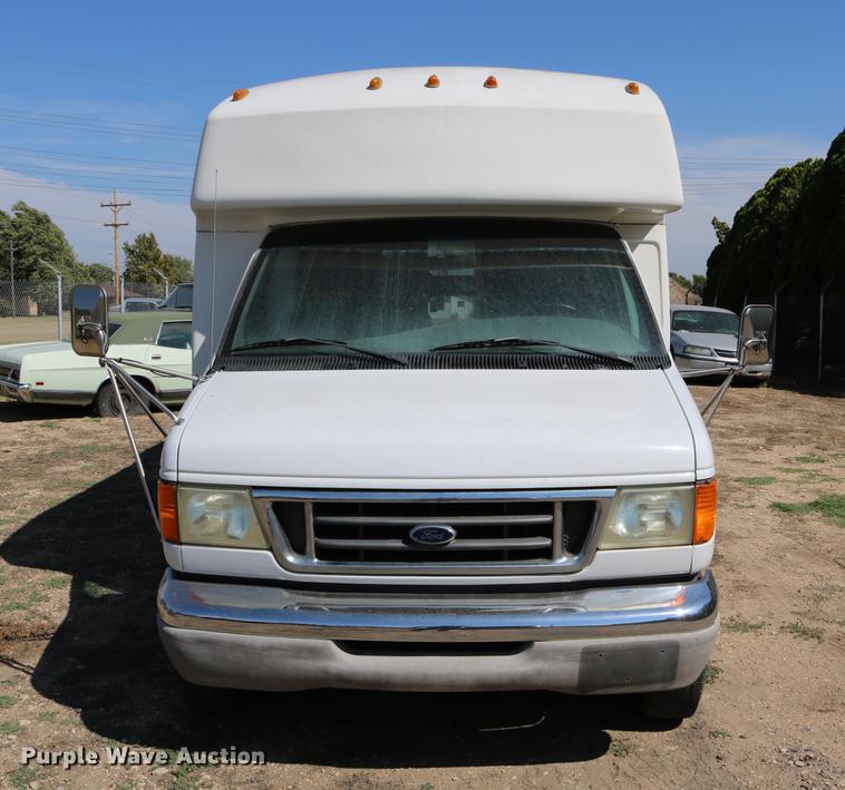 image for item DB9387 2003 Ford E350 Super Duty shuttle bus