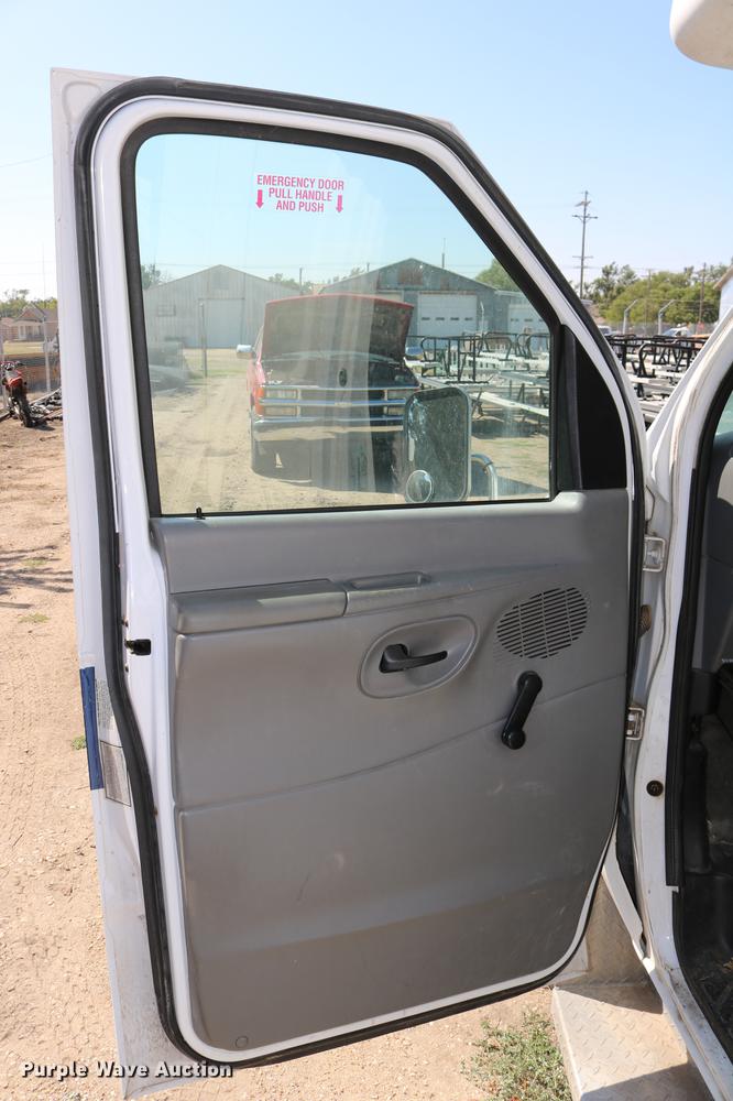 image for item DB9387 2003 Ford E350 Super Duty shuttle bus