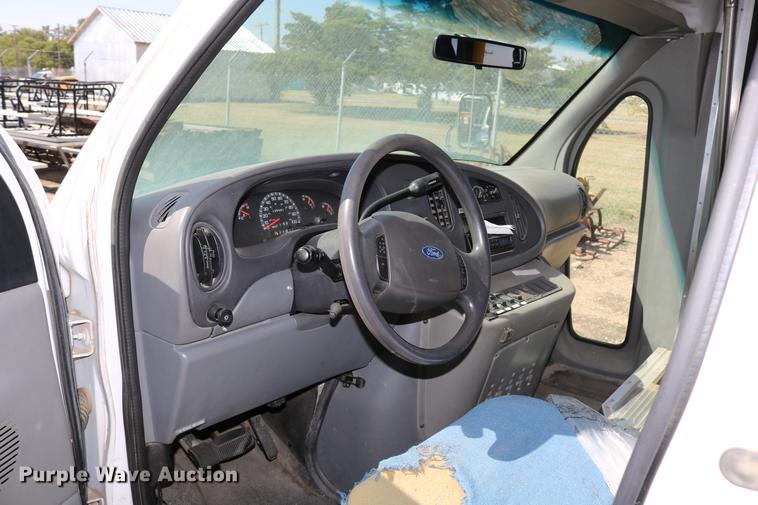 image for item DB9387 2003 Ford E350 Super Duty shuttle bus