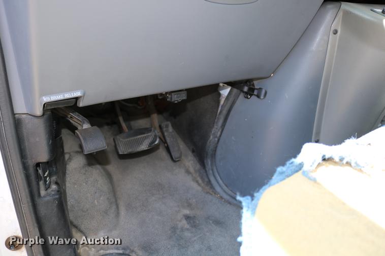 image for item DB9387 2003 Ford E350 Super Duty shuttle bus