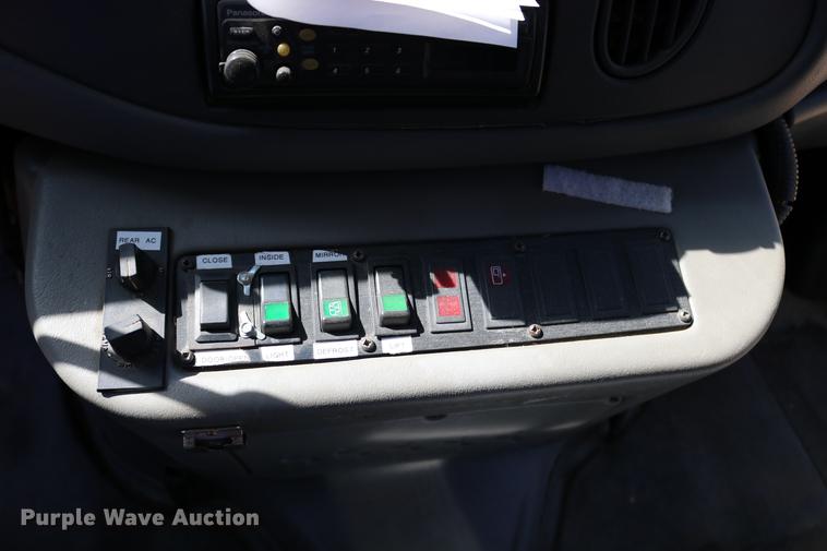 image for item DB9387 2003 Ford E350 Super Duty shuttle bus
