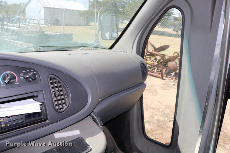 image for item DB9387 2003 Ford E350 Super Duty shuttle bus