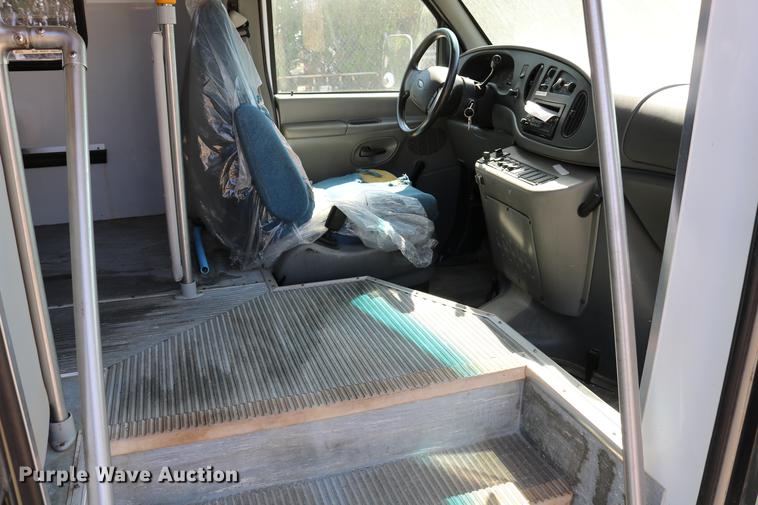 image for item DB9387 2003 Ford E350 Super Duty shuttle bus