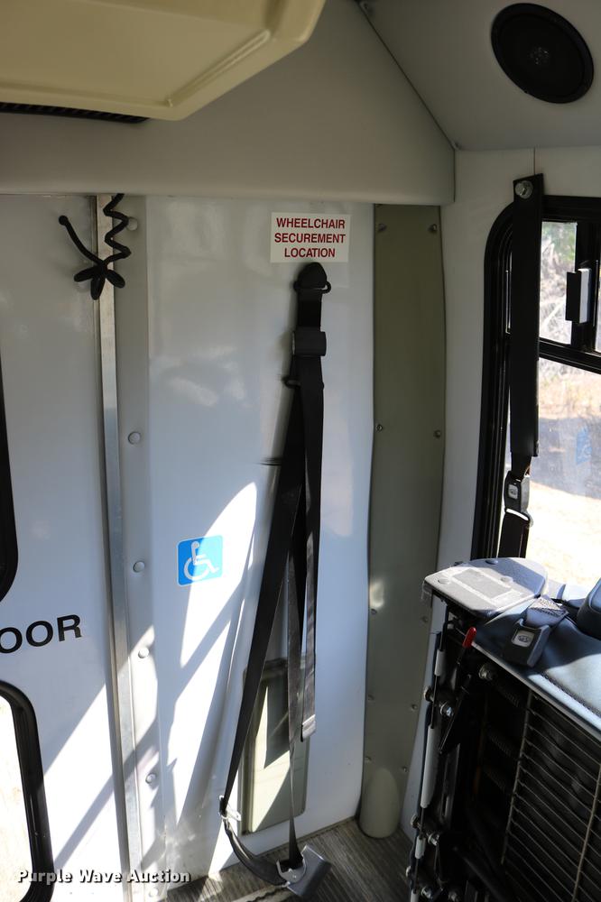 image for item DB9387 2003 Ford E350 Super Duty shuttle bus