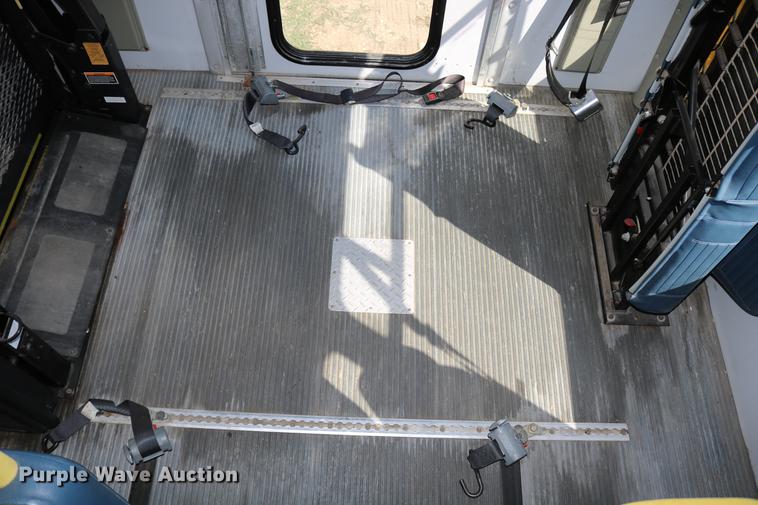 image for item DB9387 2003 Ford E350 Super Duty shuttle bus