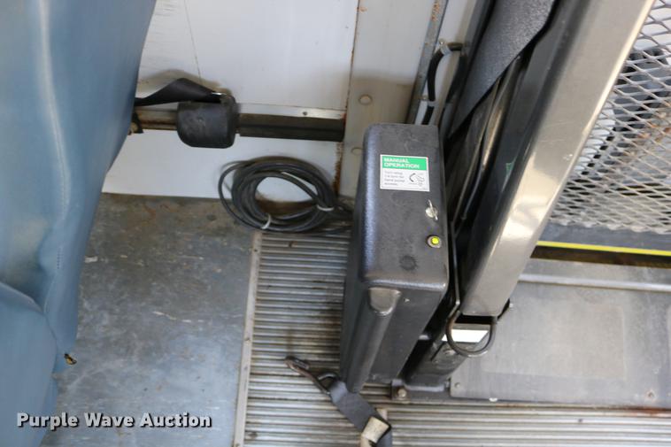 image for item DB9387 2003 Ford E350 Super Duty shuttle bus