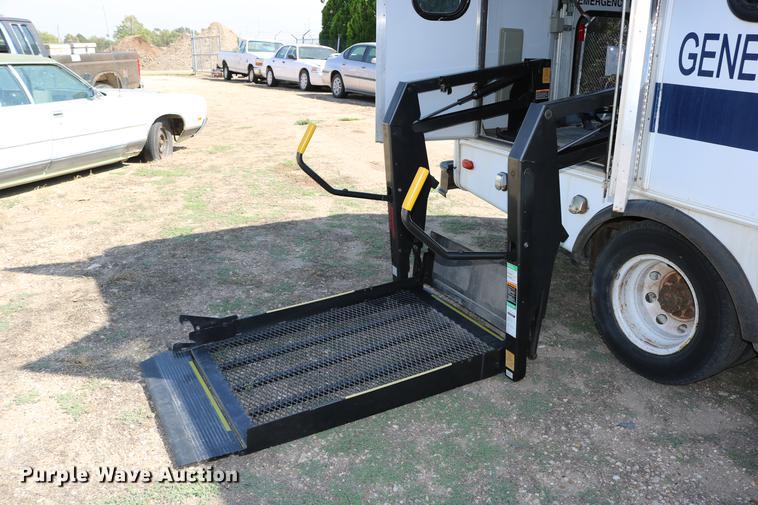 image for item DB9387 2003 Ford E350 Super Duty shuttle bus