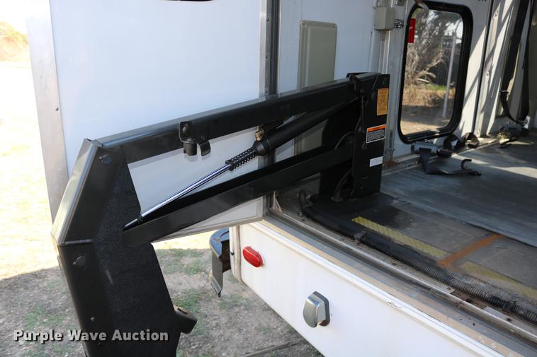 image for item DB9387 2003 Ford E350 Super Duty shuttle bus