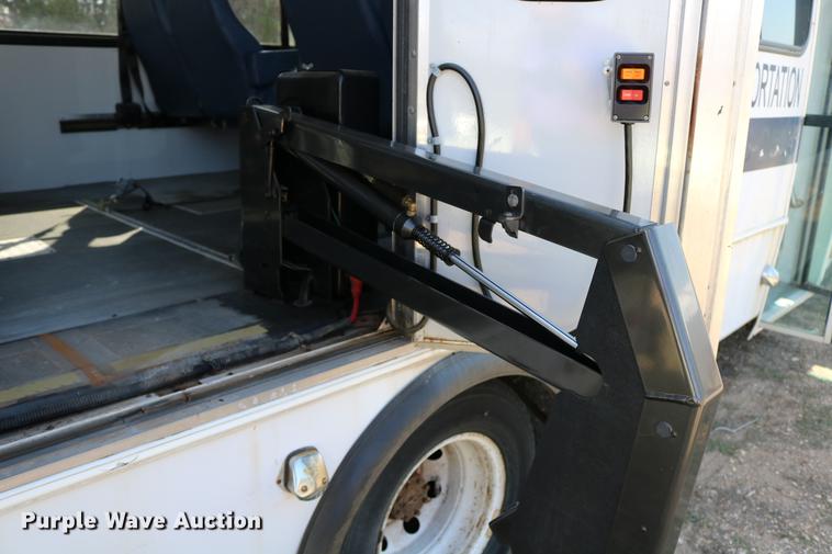 image for item DB9387 2003 Ford E350 Super Duty shuttle bus