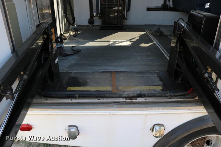 image for item DB9387 2003 Ford E350 Super Duty shuttle bus