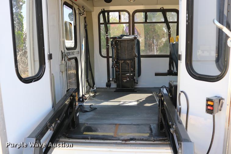 image for item DB9387 2003 Ford E350 Super Duty shuttle bus