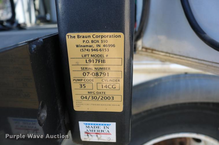 image for item DB9387 2003 Ford E350 Super Duty shuttle bus