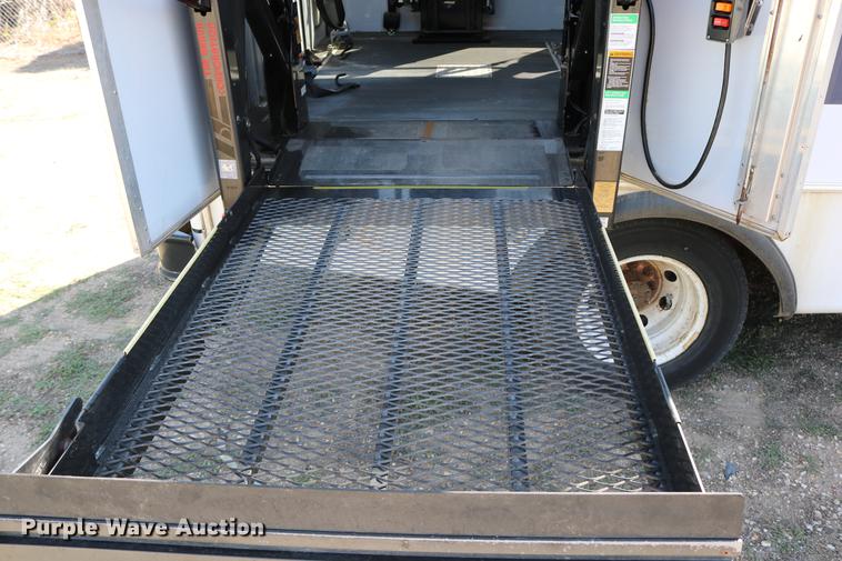 image for item DB9387 2003 Ford E350 Super Duty shuttle bus