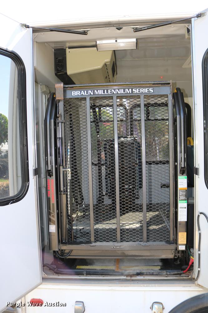 image for item DB9387 2003 Ford E350 Super Duty shuttle bus