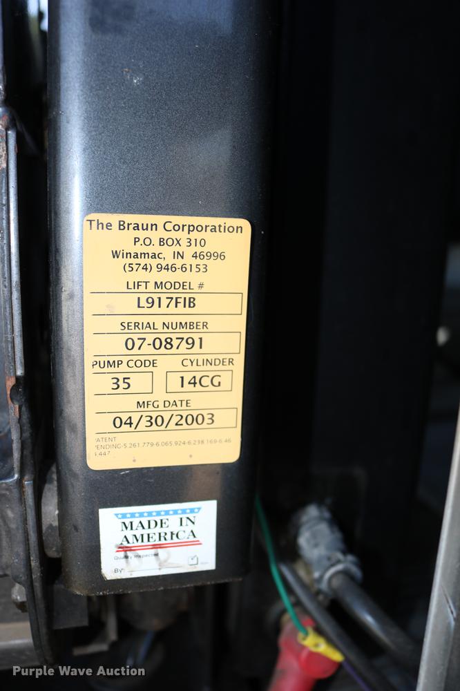 image for item DB9387 2003 Ford E350 Super Duty shuttle bus