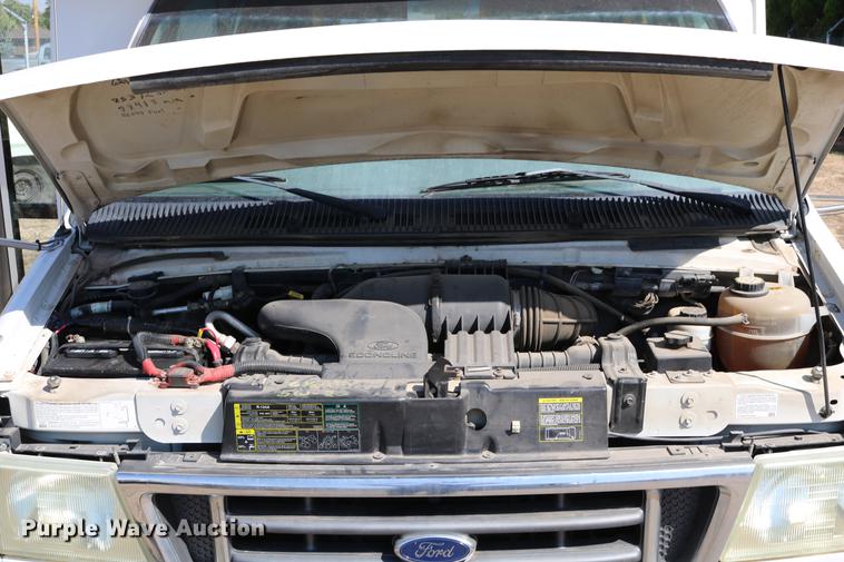 image for item DB9387 2003 Ford E350 Super Duty shuttle bus