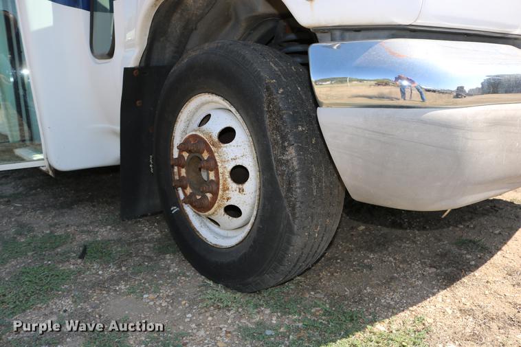 image for item DB9387 2003 Ford E350 Super Duty shuttle bus