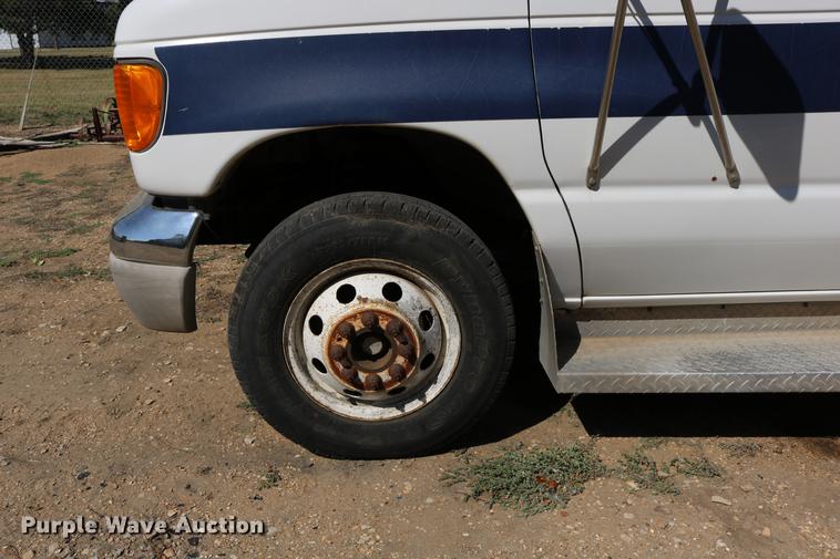 image for item DB9387 2003 Ford E350 Super Duty shuttle bus