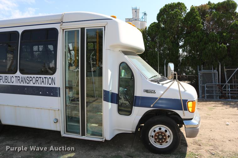image for item DB9387 2003 Ford E350 Super Duty shuttle bus