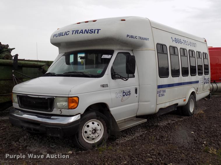 image for item DC4985 2005 Ford E450 Super Duty shuttle bus