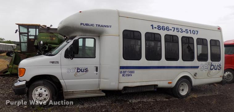 image for item DC4985 2005 Ford E450 Super Duty shuttle bus
