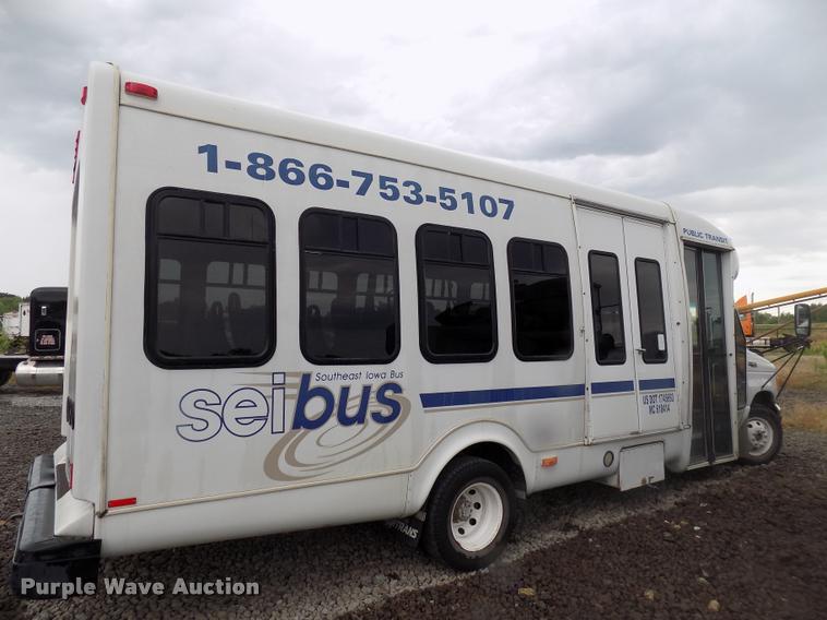 image for item DC4985 2005 Ford E450 Super Duty shuttle bus