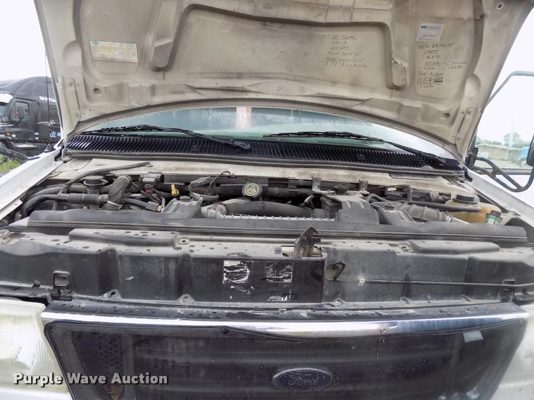 image for item DC4985 2005 Ford E450 Super Duty shuttle bus