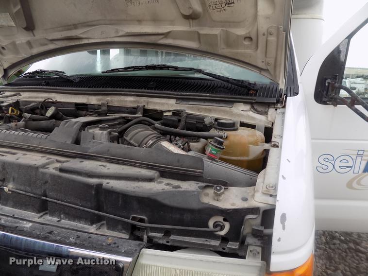 image for item DC4985 2005 Ford E450 Super Duty shuttle bus