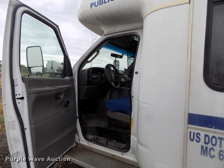 image for item DC4985 2005 Ford E450 Super Duty shuttle bus