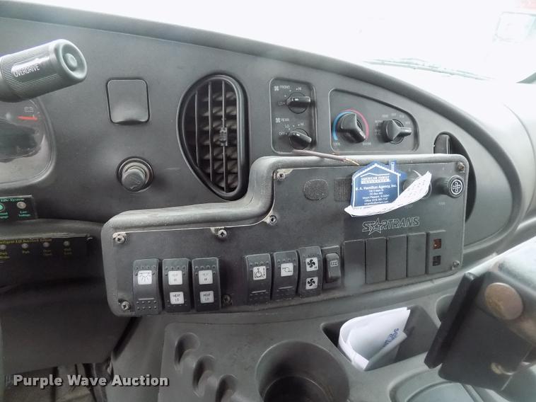 image for item DC4985 2005 Ford E450 Super Duty shuttle bus