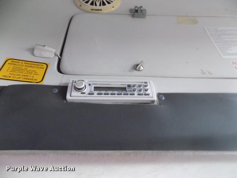 image for item DC4985 2005 Ford E450 Super Duty shuttle bus