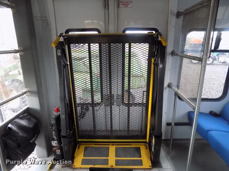 image for item DC4985 2005 Ford E450 Super Duty shuttle bus