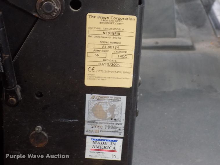 image for item DC4985 2005 Ford E450 Super Duty shuttle bus