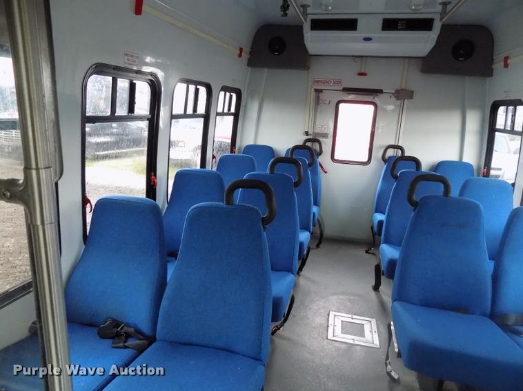 image for item DC4985 2005 Ford E450 Super Duty shuttle bus