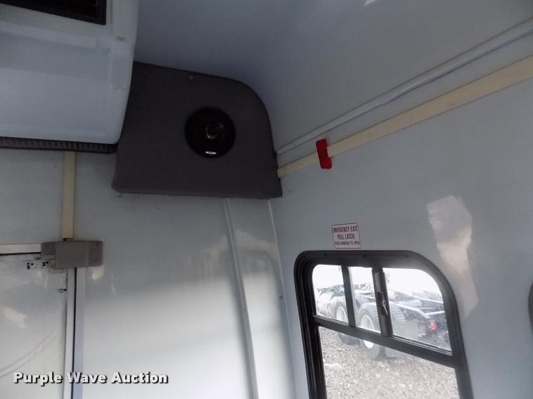 image for item DC4985 2005 Ford E450 Super Duty shuttle bus