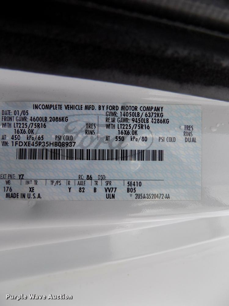 image for item DC4985 2005 Ford E450 Super Duty shuttle bus