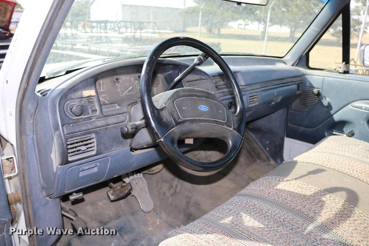 image for item DD0117 1992 Ford F150 pickup truck