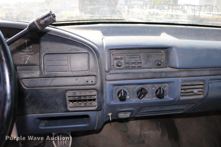 image for item DD0117 1992 Ford F150 pickup truck