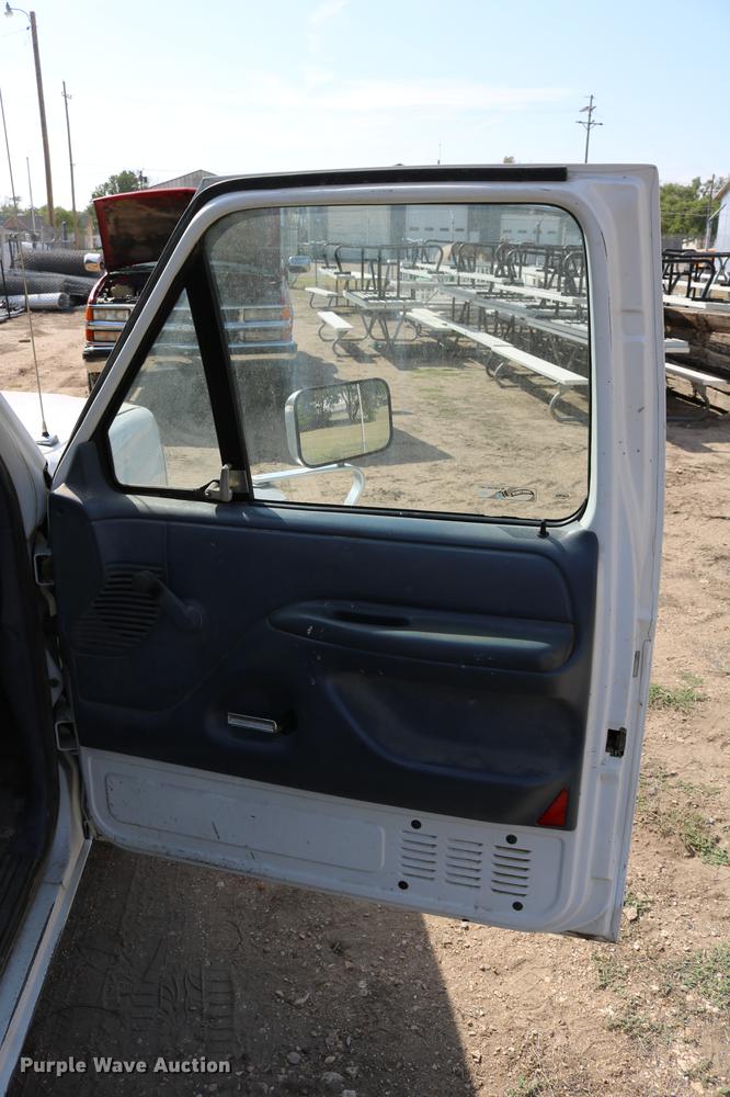 image for item DD0117 1992 Ford F150 pickup truck