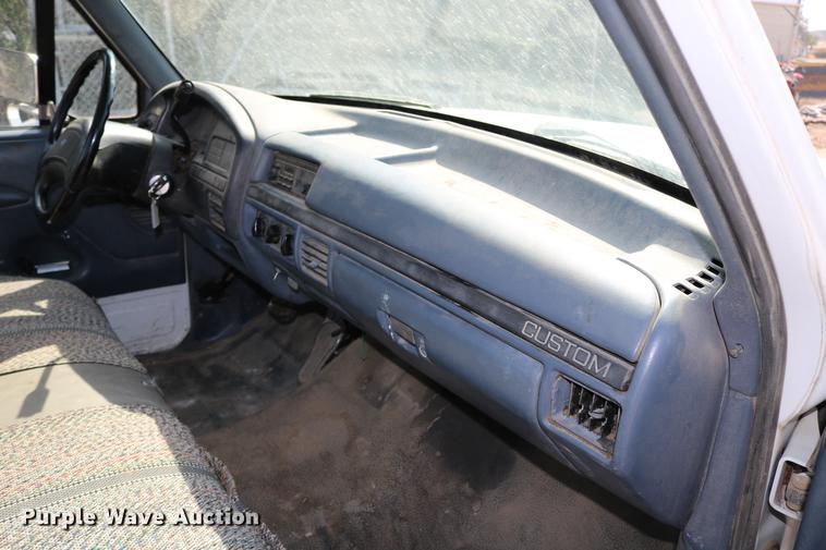 image for item DD0117 1992 Ford F150 pickup truck