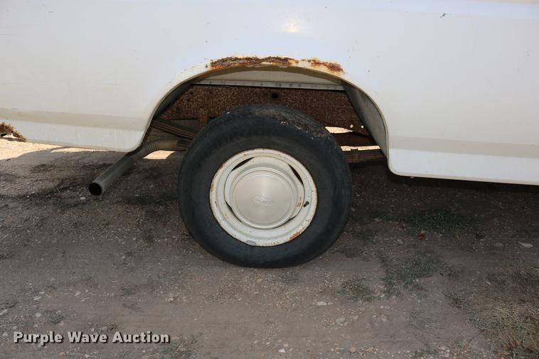 image for item DD0117 1992 Ford F150 pickup truck