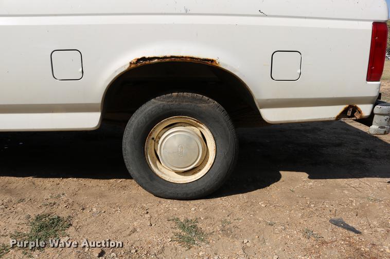image for item DD0117 1992 Ford F150 pickup truck