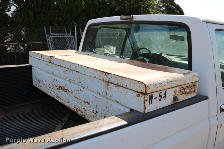 image for item DD0117 1992 Ford F150 pickup truck