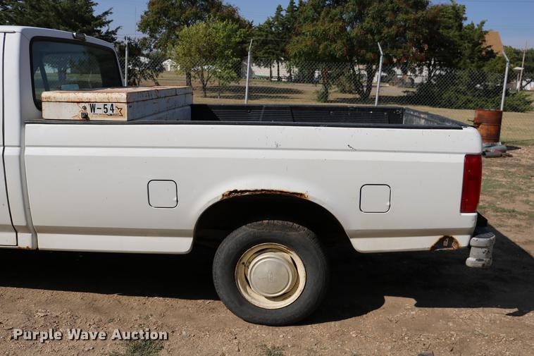 image for item DD0117 1992 Ford F150 pickup truck