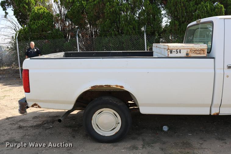 image for item DD0117 1992 Ford F150 pickup truck