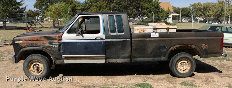 image for item DD0118 1984 Ford F150 SuperCab pickup truck