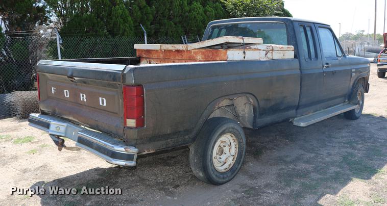 image for item DD0118 1984 Ford F150 SuperCab pickup truck