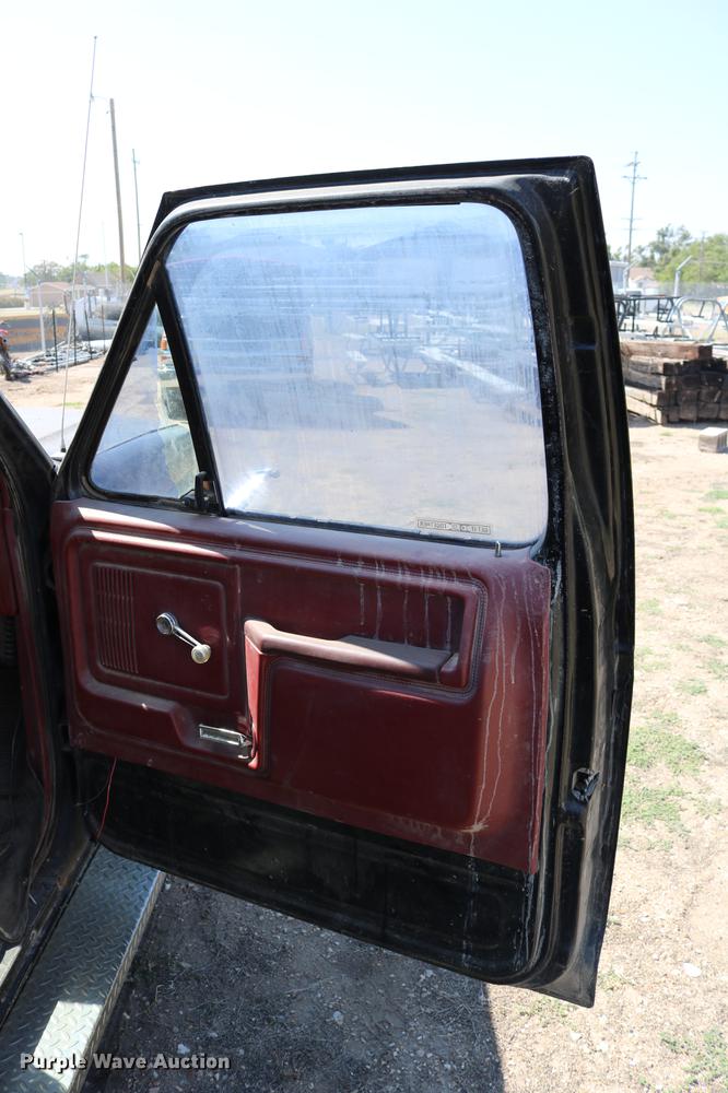 image for item DD0118 1984 Ford F150 SuperCab pickup truck