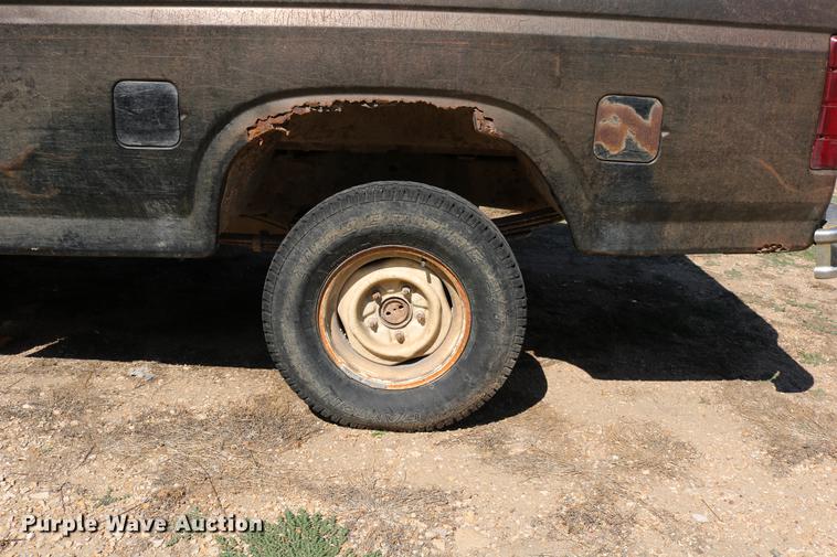 image for item DD0118 1984 Ford F150 SuperCab pickup truck